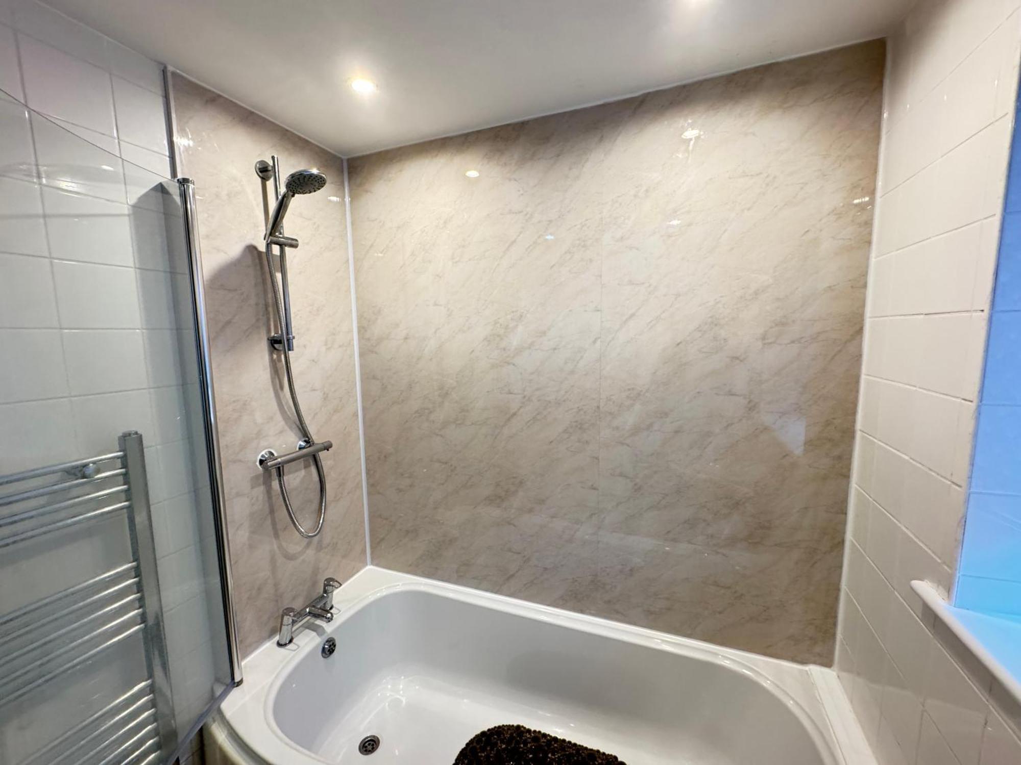 The Vogue Stay, 3 Bedrooms, 2 Bathrooms, Ideal For Jr & Oxford Hospitals, Free Carpark, Conveniently Located For Ring Road Access, 2 Miles From Oxford City Centre Easy Car & Bus Route Екстер'єр фото